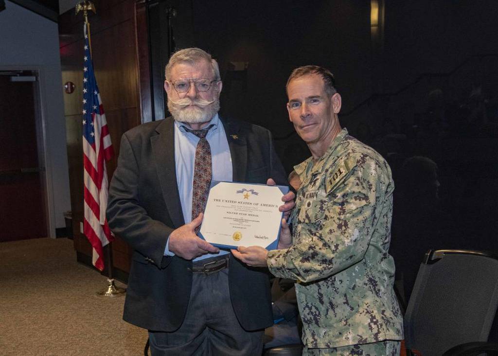 Một Navy SEAL đã được trao tặng Silver Star cho sự dũng cảm tại Việt Nam