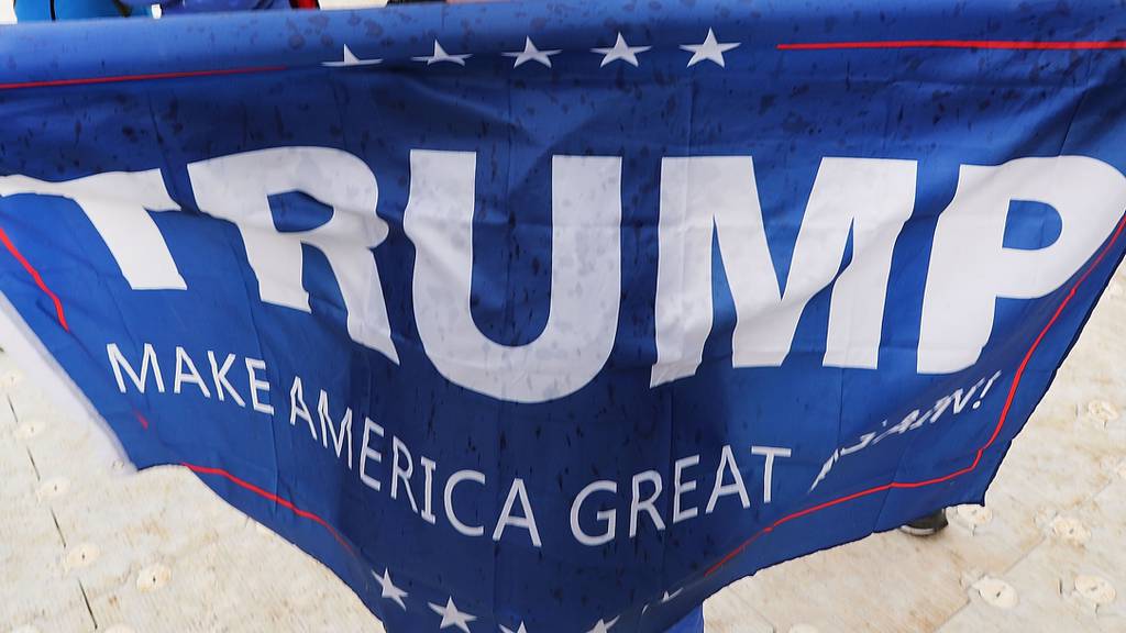 Former Navy SEAL 'Inappropriate' for sailors to display Trump flag