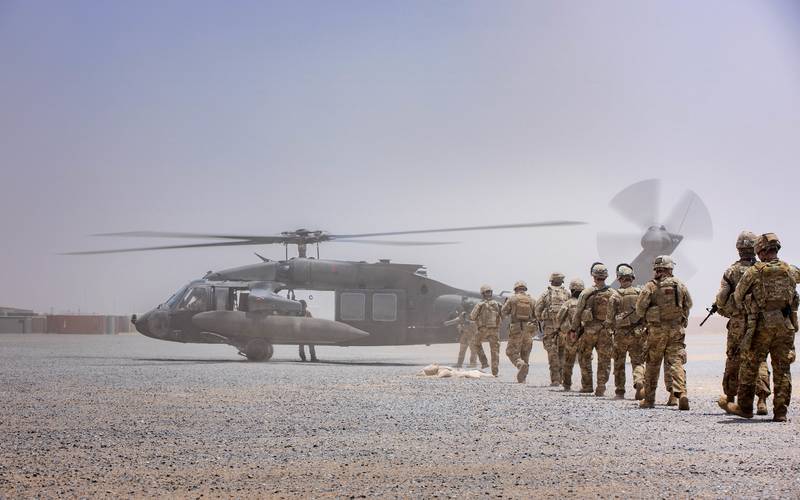 Soldiers from Charlie Company, 4-118 Infantry Regiment, 30th Armored Brigade Combat Team conduct squad assault lanes using aviation support for extraction while deployed in the Central Command area of responsibility for Operation Spartan Shield on May 21, 2020.