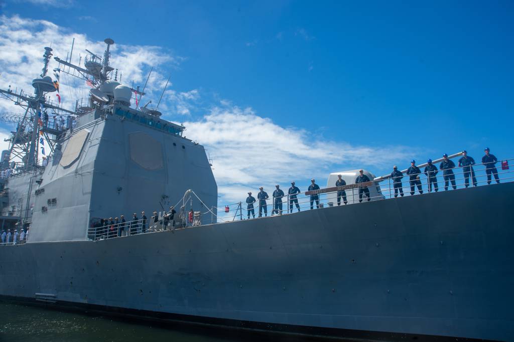 USS シャイロが母港をハワイに変更するため日本を出発